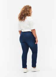 Schmale Passform Emily Jeans mit normaler Taille, Blue Denim, Model