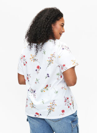 Zizzi T-Shirt aus Bio-Baumwolle mit Blumendruck, Bright W. AOP Flower, Model image number 1