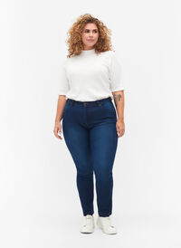 Schmale Passform Emily Jeans mit normaler Taille, Blue Denim, Model