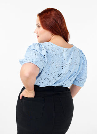 Zizzi Kurzärmelige Bluse mit Lochmuster, Cashmere Blue, Model image number 1