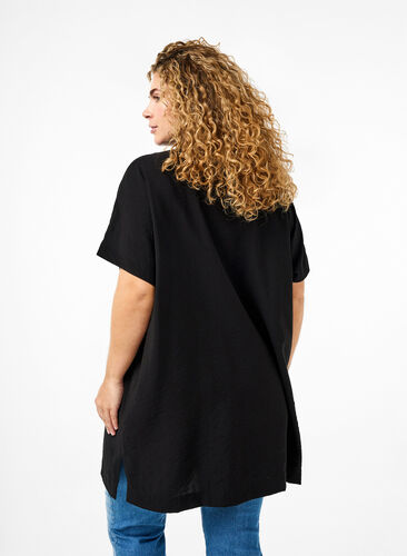 Zizzi Langes Hemd aus Viskose mit kurzen Ärmeln, Black, Model image number 1