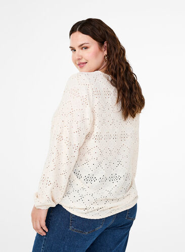 Zizzi Langärmelige Bluse mit V-Ausschnitt und Lochmuster, Antique White, Model image number 1