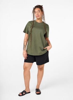 Zizzi Basic-T-Shirt aus Baumwolle mit Rundhalsausschnitt, Thyme, Model image number 2