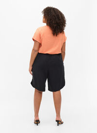 Lockere Bermudashorts mit Smock, Black, Model