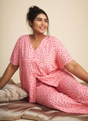 Zizzi Bedrucktes Pyjama-Oberteil aus Viskose, Pink Icing W. hearts, Image image number 0