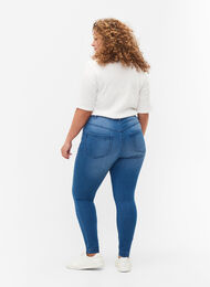 Super Slim Amy Jeans mit hoher Taille, Light blue, Model