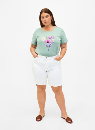 Zizzi Eng anliegende Denim-Shorts mit hoher Taille, Bright White, Model image number 3